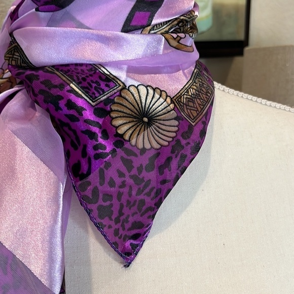 Purple Black Leopard Print Pattern Scarf Gold Tone Chains Sz 36” x 36”  Lavender - Picture 15 of 16